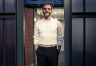 Conheça Ilaria Urbinati, stylist responsável pelos looks de Wagner Moura