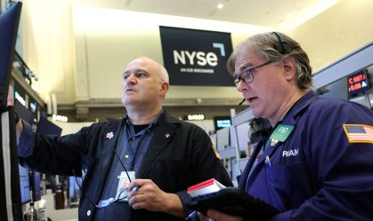 Wall Street opera sem rumo único com Intel e tensões geopolíticas no radar