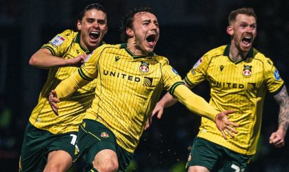 Jogadores do Wrexham celebram um dos gols sobre o QPR pela segundona inglesa
