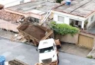 Duas casas são atingidas por caminhão desgovernado em Minas Gerais