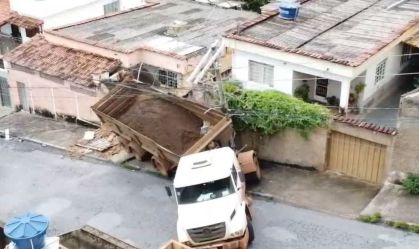 Imagem de destaque do post: Duas casas são atingidas por caminhão desgovernado em Minas Gerais