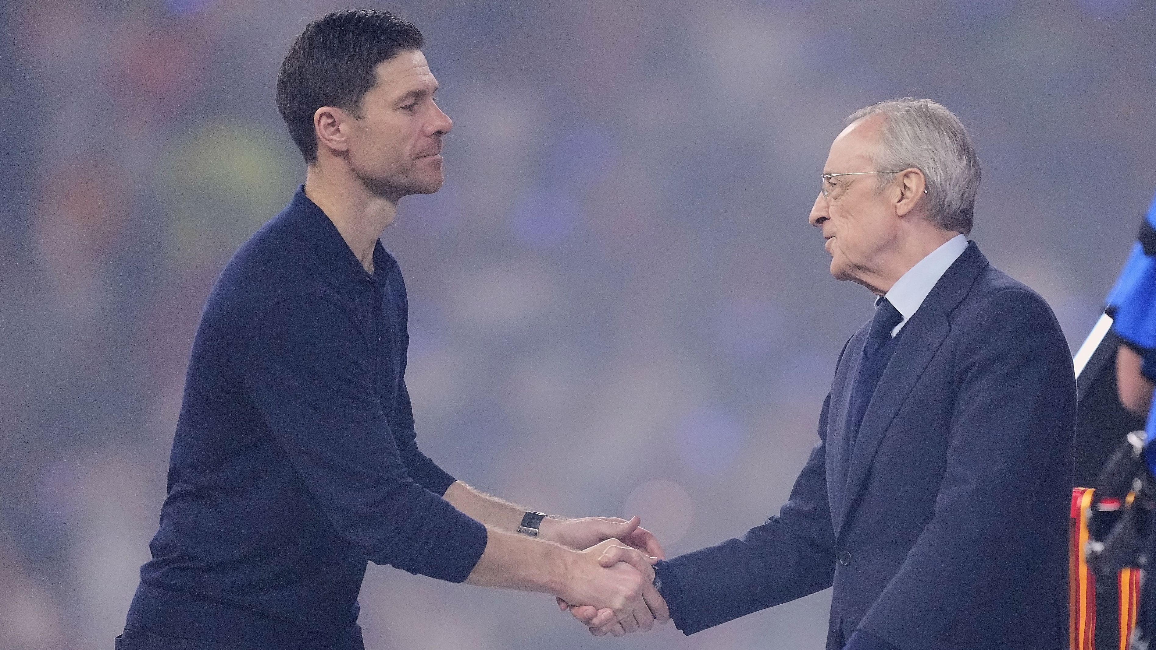 Xabi Alonso e Florentino Pérez, presidente do Real Madrid, apertam as mãos