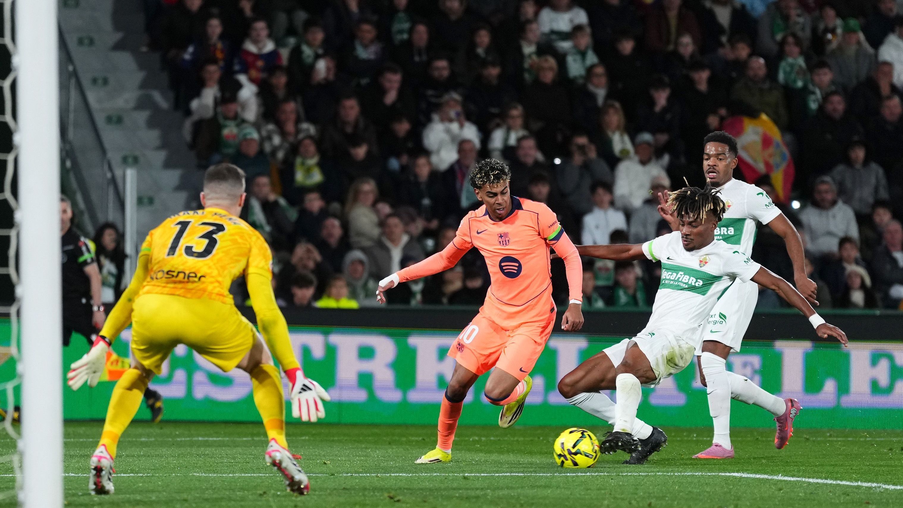 Lamine Yamal brilhou na vitória do Barcelona contra o Elche