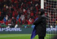 Goleiro de Senegal é arrastado após gandulas tentarem roubar toalha; veja