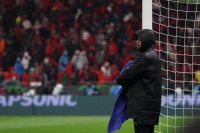 Goleiro de Senegal é arrastado após gandulas tentarem roubar toalha; veja