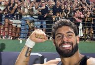 Yuri Alberto brinca após ter calção puxado por companheiros: "Filho da mãe"