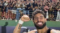 Yuri Alberto brinca após ter calção puxado por companheiros: "Filho da mãe"