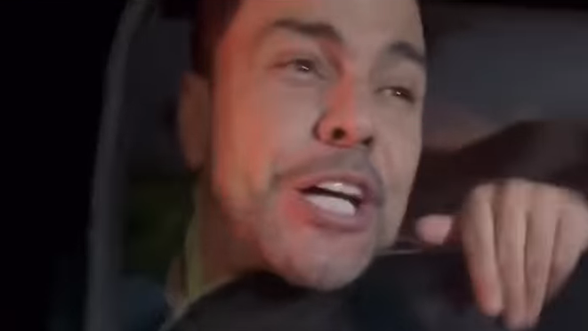 zeze-di-camargo-cabeca-presa-carro