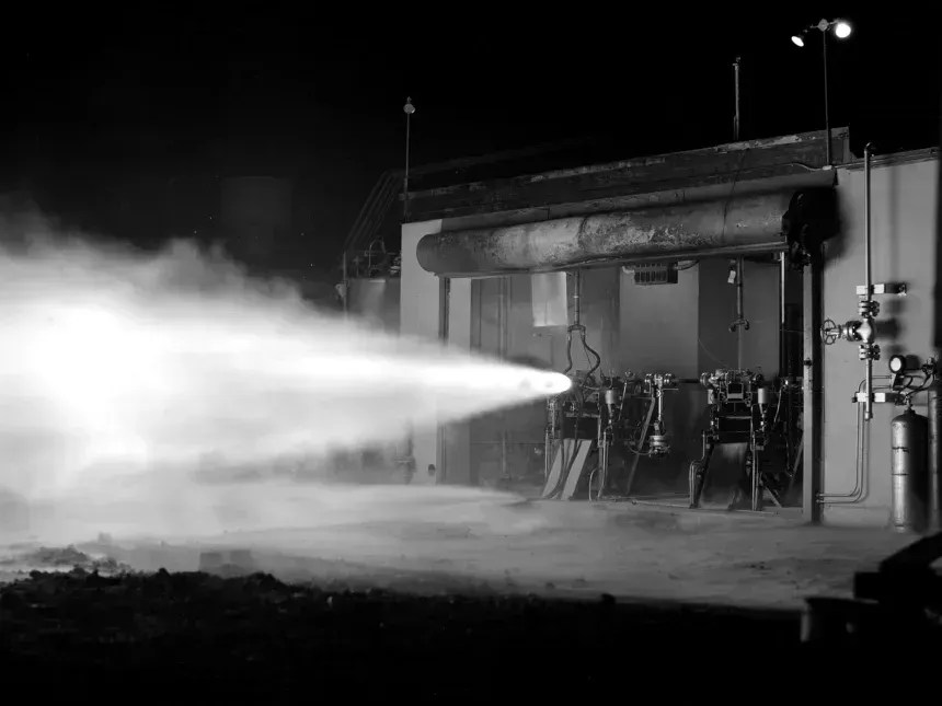 Por volta de 1949, o grupo de foguetes da NASA começou a trabalhar com combustíveis leves e de alta energia. Mesmo naquela época, os engenheiros sabiam que o hidrogênio era difícil de manusear e exigia grandes tanques para armazenamento • NASA
