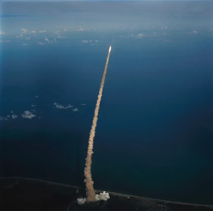 Esta foto de 29 de julho de 1985 mostra o ônibus espacial Challenger momentos após o lançamento da plataforma 39A no Centro Espacial Kennedy • NASA