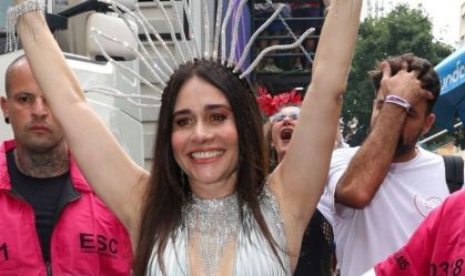 Famosos curtem desfile do bloco Acadêmicos do Baixo Augusta; veja fotos