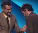 Brasileiro Adolpho Veloso vence Spirit Awards e Wagner Moura entrega prêmio
