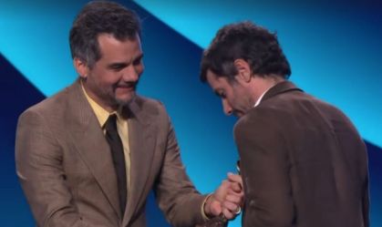 Brasileiro Adolpho Veloso vence Spirit Awards e Wagner Moura entrega prêmio