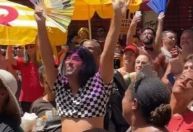 Foliões aproveitam o Carnaval em diversas cidades do país