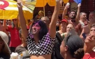 Foliões aproveitam o Carnaval em diversas cidades do país