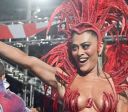 Juliana Paes participa de ensaio técnico da Viradouro sob chuva na Sapucaí