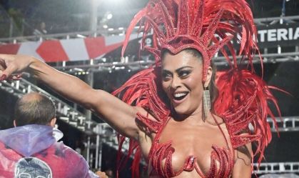 Juliana Paes participa de ensaio técnico da Viradouro sob chuva na Sapucaí