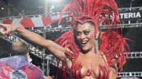 Juliana Paes participa de ensaio técnico da Viradouro sob chuva na Sapucaí