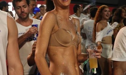 Modelo Laura Fernandez vai de calcinha e sutiã a camarote na Sapucaí