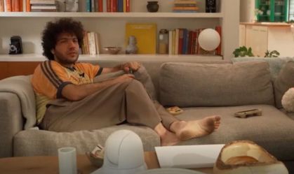 Benny Blanco chama atenção por sujeira em podcast; Selena Gomez se declara