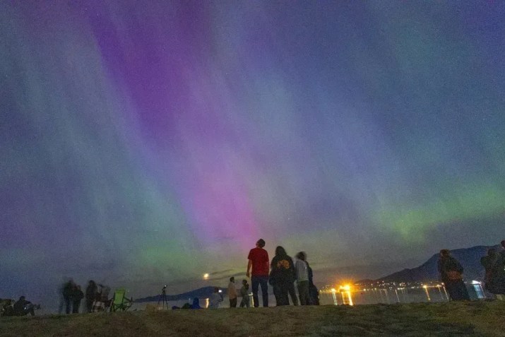 Auroras dançam nos céus sobre a praia de Jericho, em Vancouver, Colúmbia Britânica, em maio de 2024, após uma poderosa tempestade solar atingir a Terra • Chris Helgren/Reuters