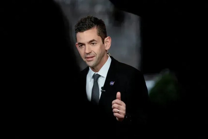 Jared Isaacman, administrador da NASA, é entrevistado em frente à Casa Branca, em Washington, D.C., em dezembro de 2025 • Evelyn Hockstein/Reuters