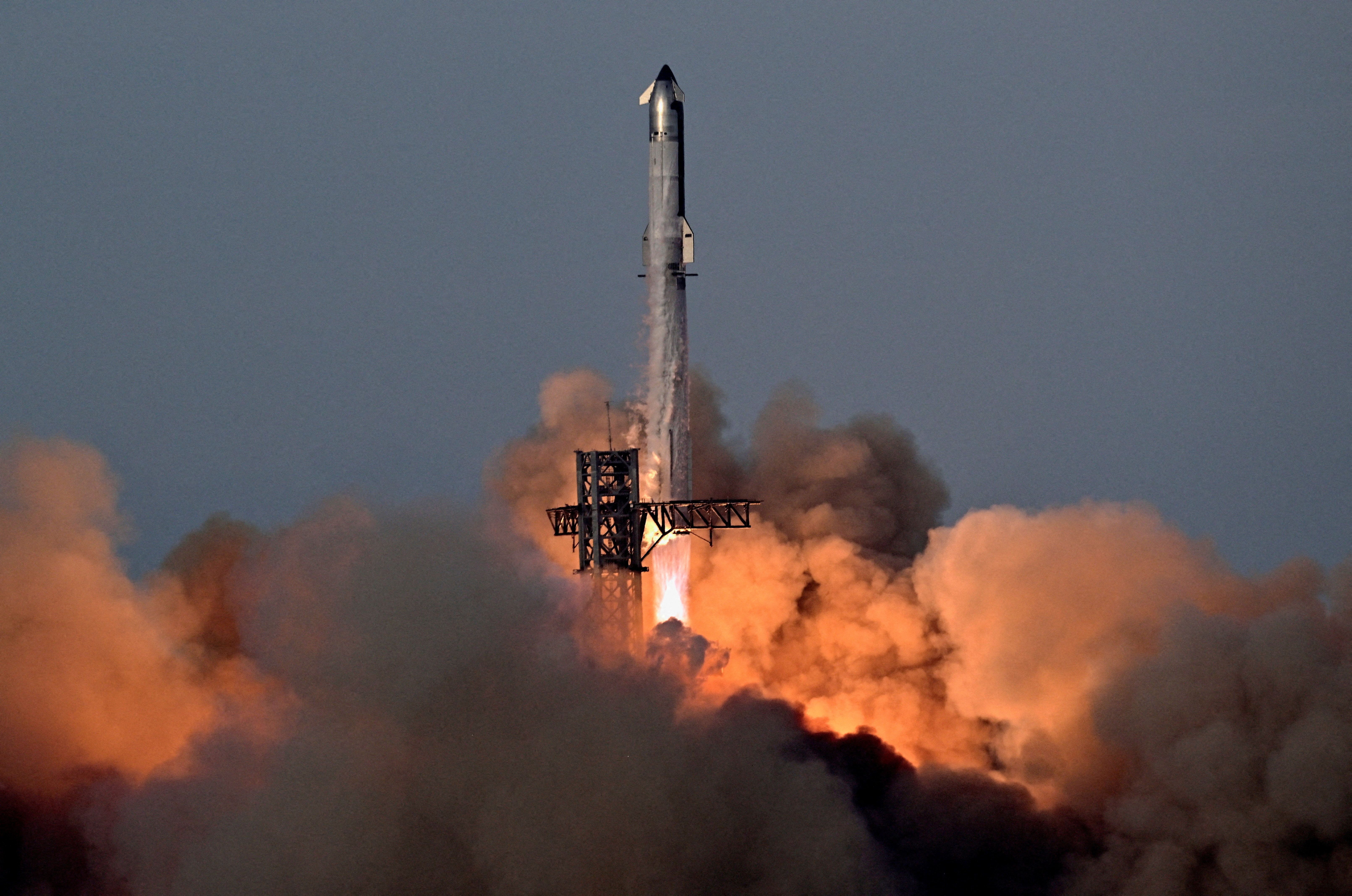 Impulsionador Super Heavy da SpaceX transportando a espaçonave Starship decola em seu 10º voo de teste na plataforma de lançamento da empresa em Starbase, Texas, EUA, em 26 de agosto de 2025 • Steve Nesius/Reuters