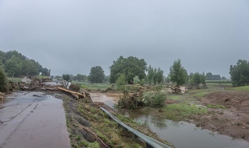 Ponte desabada com um caminhão caído após fortes chuvas e inundações na Nova Zelândia • Wayne Feisst via Reuters
