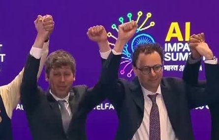 O presidente da Índia, Narendra Modi, de mãos dadas com executivos da IA em abertura de cúpula