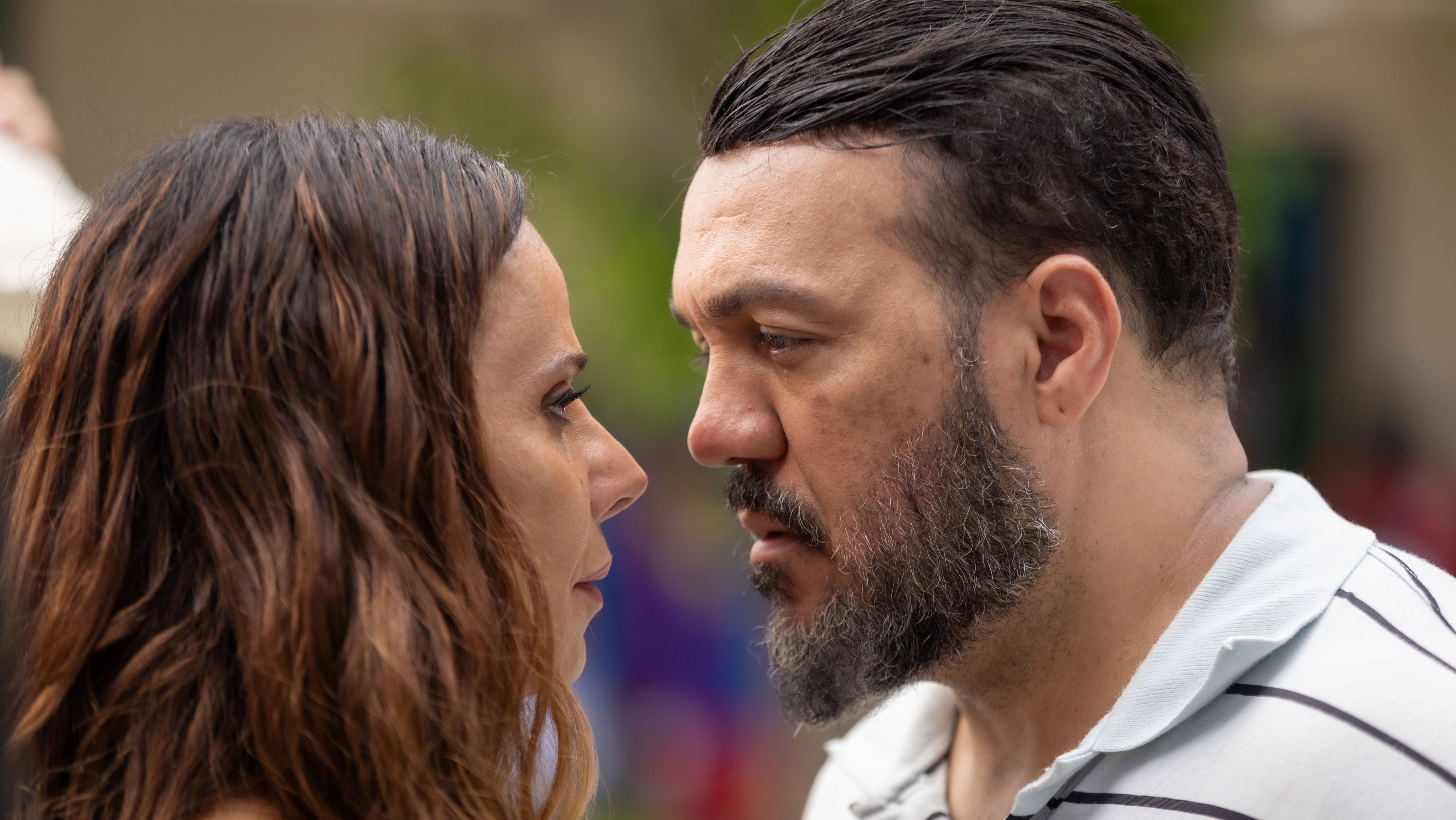 Com a chegada da polícia, Misael (Belo) beija Consuelo (Viviane Araújo) para disfarçar