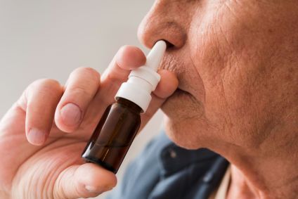 homem-idoso-usando-spray-nasal