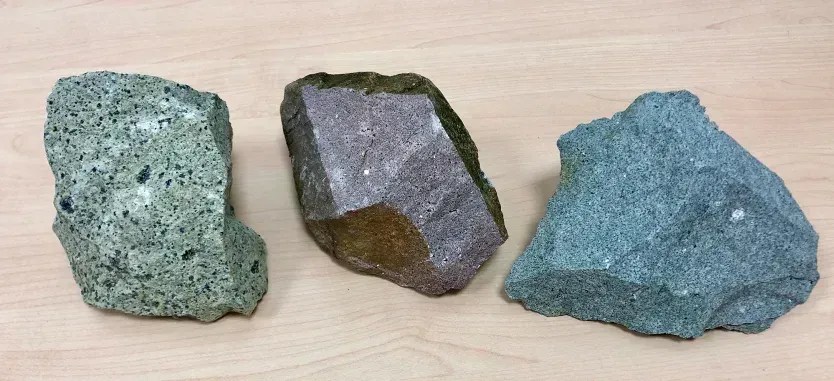 Em Ailsa Craig, encontram-se três tipos de granito (da esquerda para a direita): granito verde comum, granito vermelho e granito azul • Museus Nacionais da Escócia