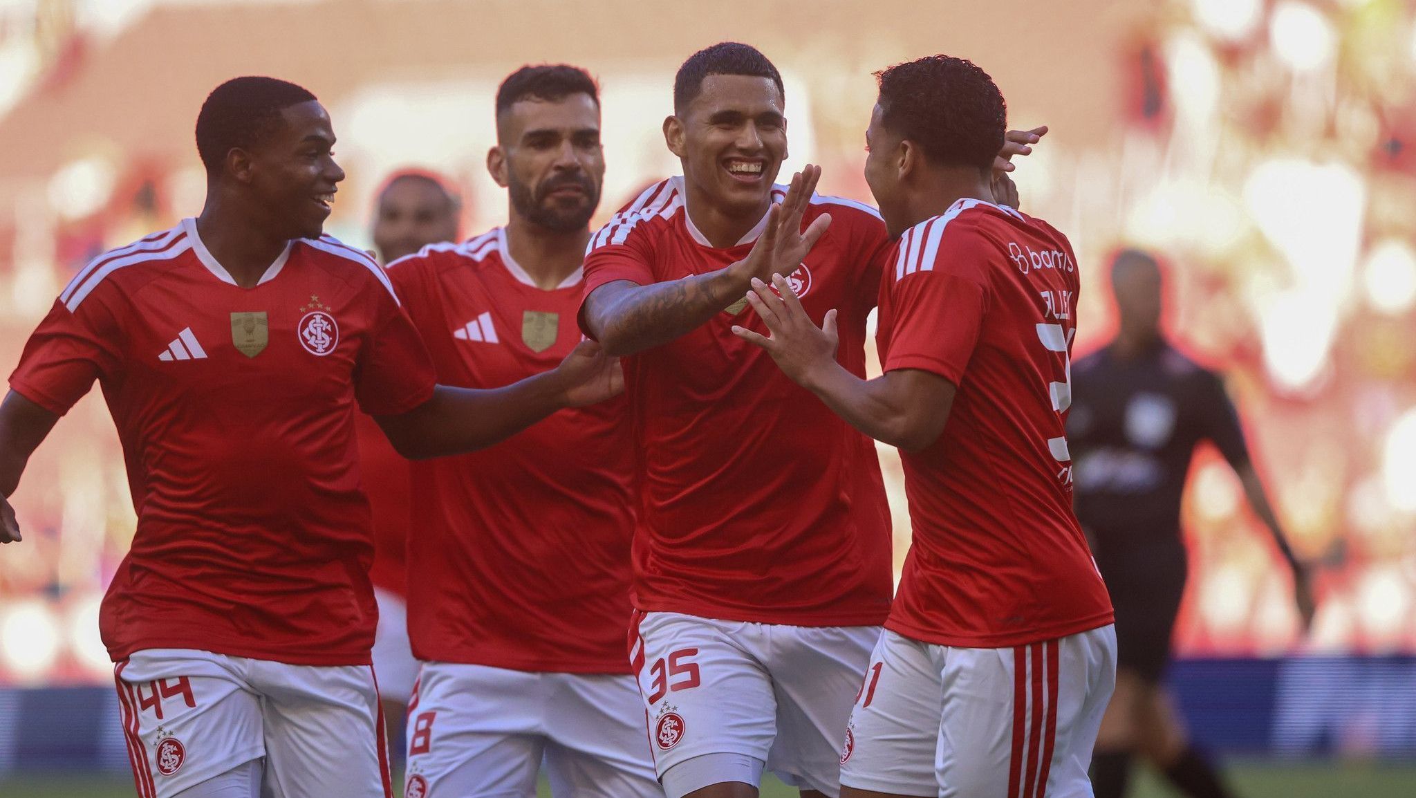 Jogadores do Internacional celebram primeiro gol de vitória sobre o São Luiz, em 8 de fevereiro de 2026