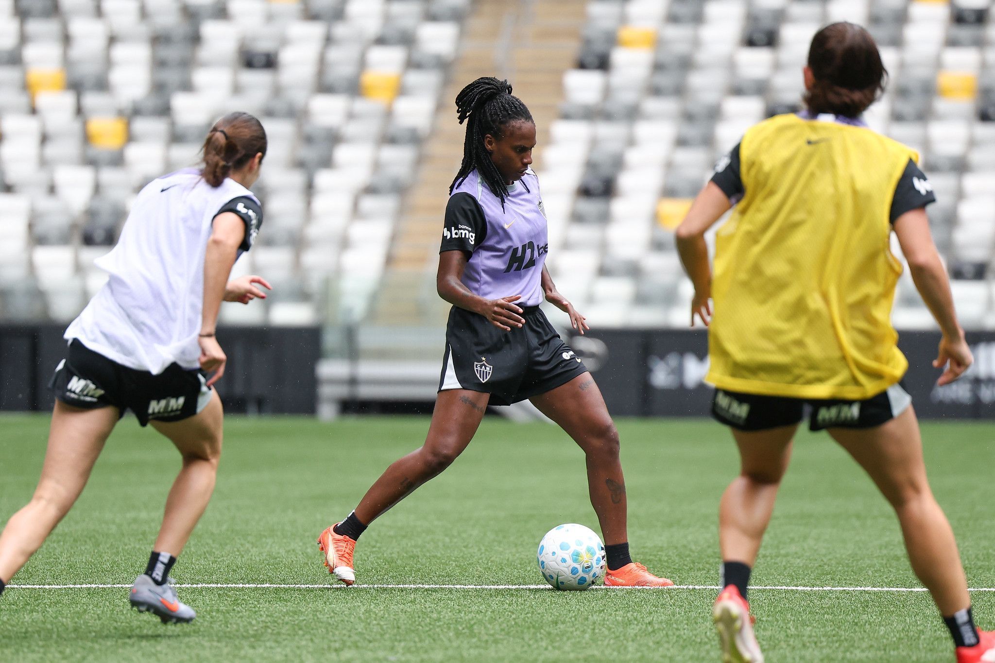 Time feminino do Atlético-MG durante treino na Arena MRV
