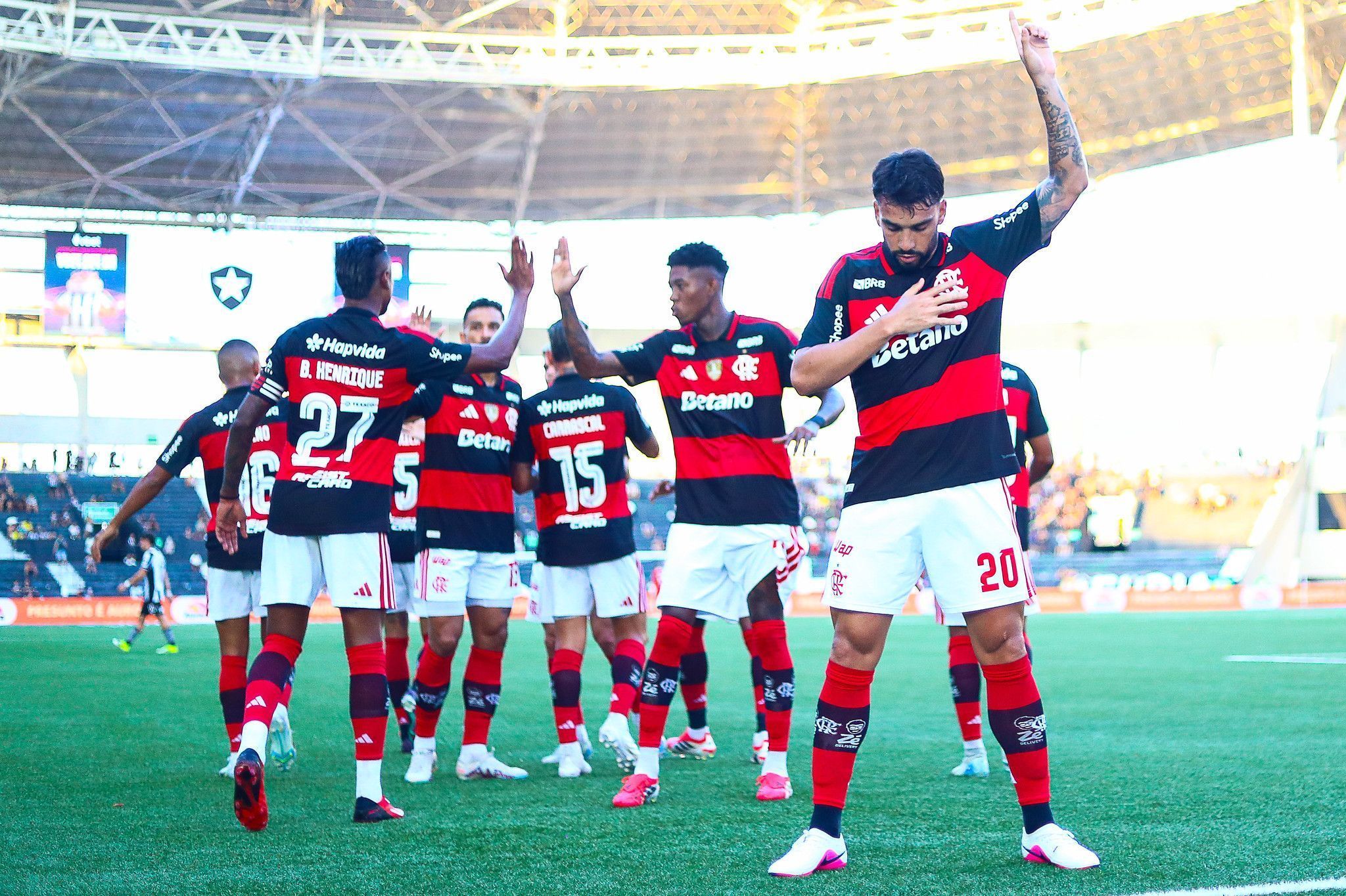 Paquetá comemora seu gol contra o Botafogo