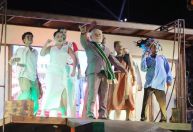 Desfile sobre Lula cita Temer e tem Bolsonaro como Bozo; oposição reage