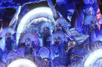 Homem "voa" em desfile da Portela, mas escola finaliza passagem às pressas