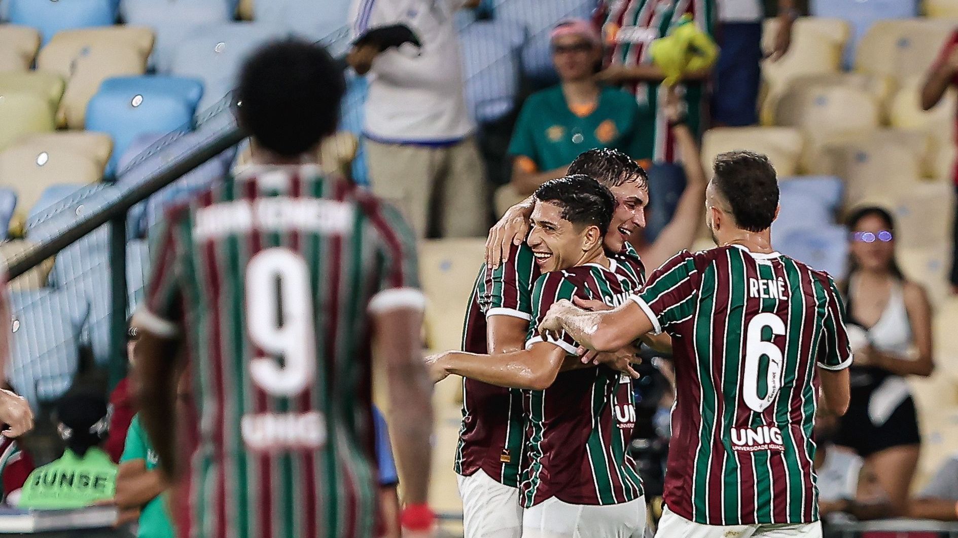 Jogadores do Fluminense celebram gol em partida contra o Bangu, nas quartas do Campeonato Carioca.