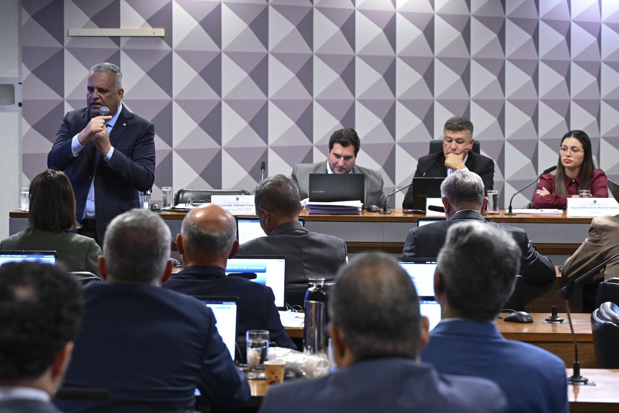 relator da CPMI - INSS, deputado Alfredo Gaspar (União-AL) - em pronunciamento; coordenador de Comissões Especiais, Temporárias e Parlamentares de Inquérito (Coceti), Leandro Augusto de Araújo Cunha Bueno; presidente da CPMI - INSS, senador Carlos Viana (Podemos-MG); empresária Ingrid Pikinskeni Morais Santos; advogado da depoente, Fernando Descio Telles.
