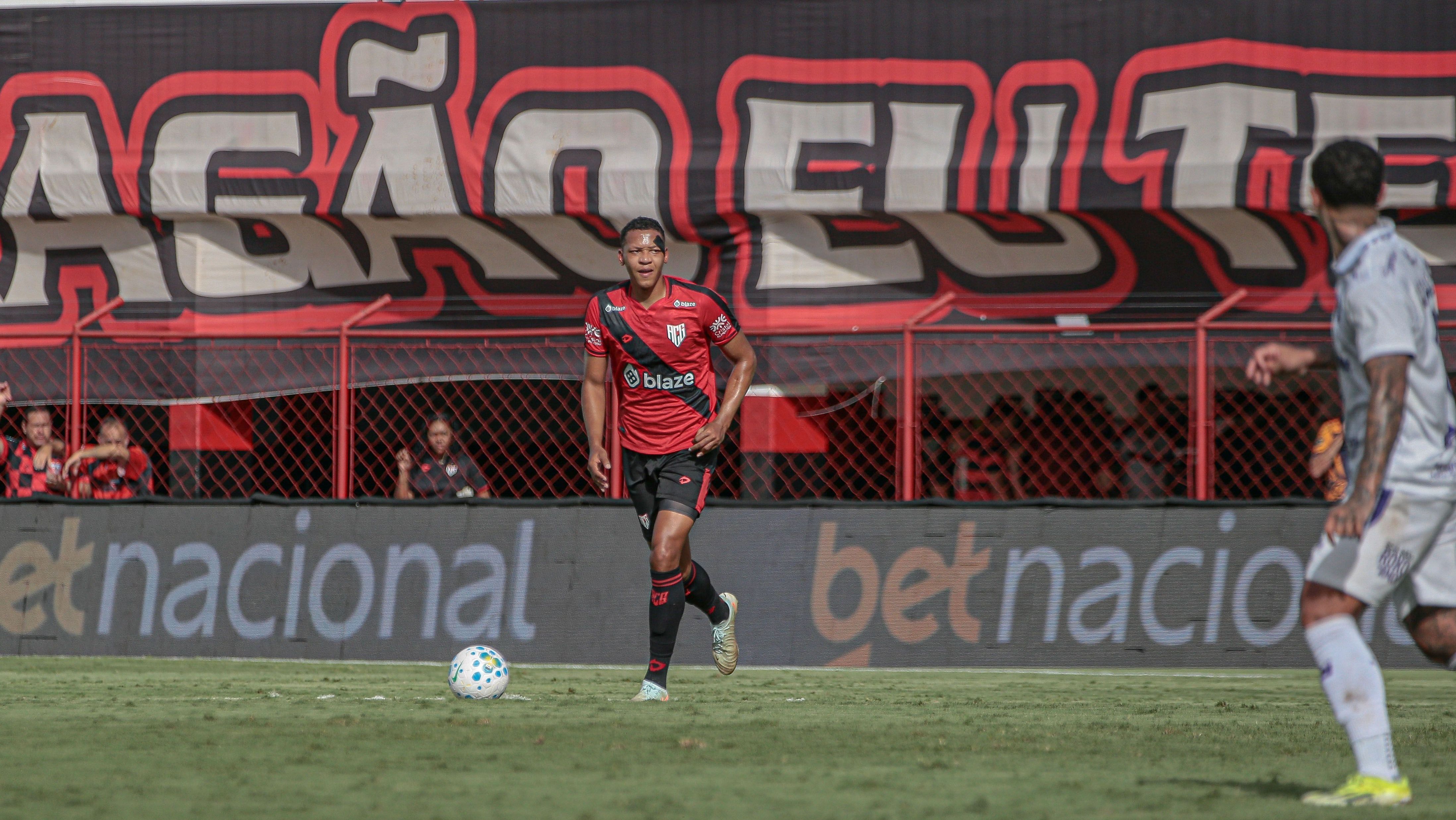 Nos minutos finais de Atlético-GO 1 x 0 Primavera-MT, pela Copa do Brasil, o zagueiro Adriano Martins recebeu o segundo cartão amarelo, mas continuou em campo.