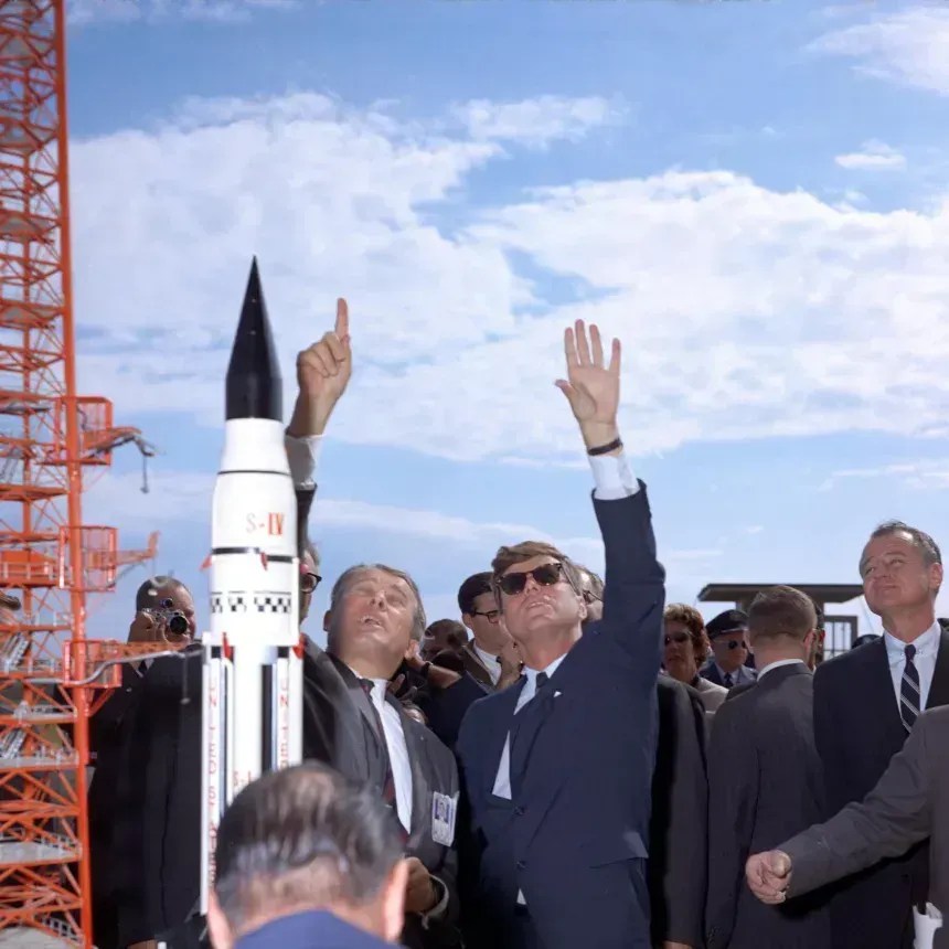 Wernher von Braun (à esquerda), diretor do Centro de Voos Espaciais Marshall da NASA, e o presidente John F. Kennedy em Cabo Canaveral, Flórida, in novembro de 1963 • Nasa