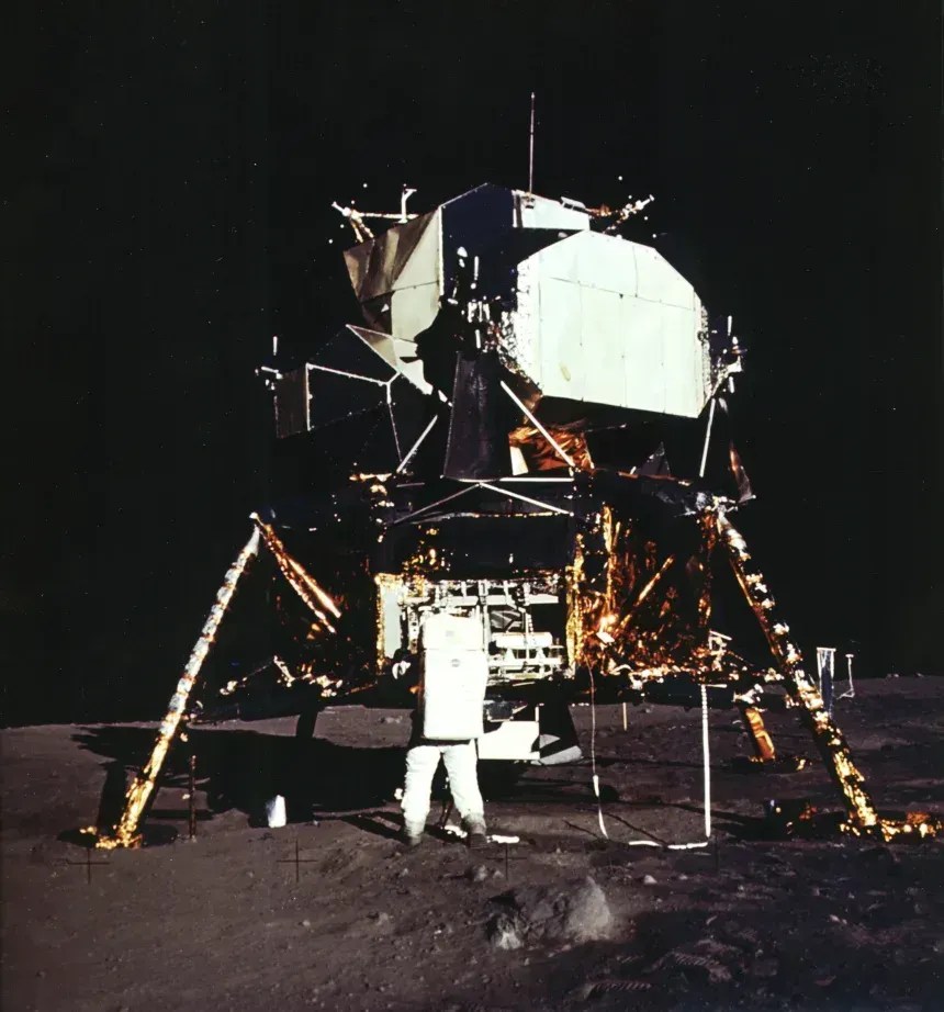 Buzz Aldrin está ao lado do módulo lunar na superfície da Lua durante a missão Apollo 11 • Nasa