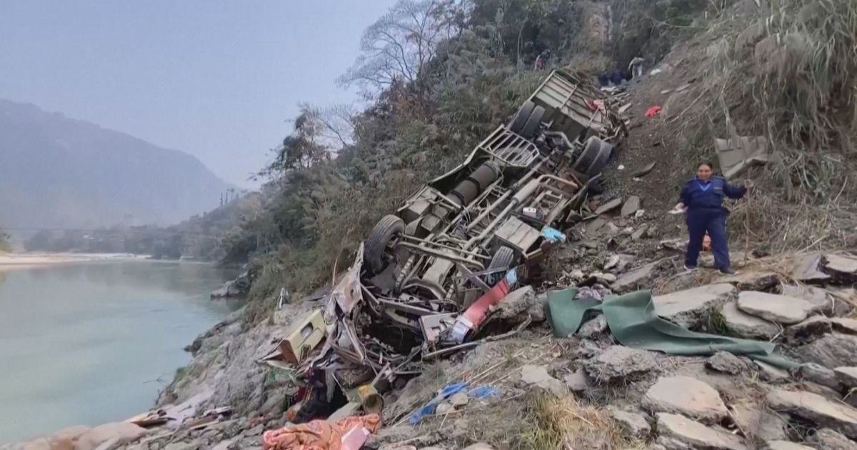 Ônibus cai de 200 metros de altura no Nepal e deixa ao menos 19 mortos