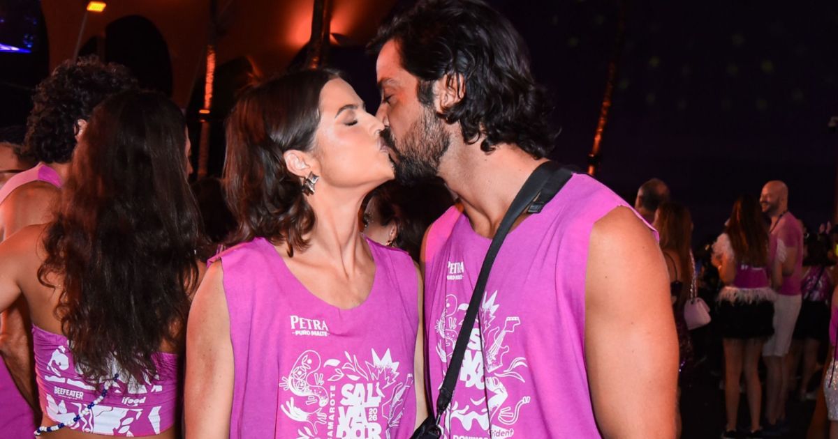 Agatha Moreira e Rodrigo Simas beijam muito durante Carnaval de Salvador