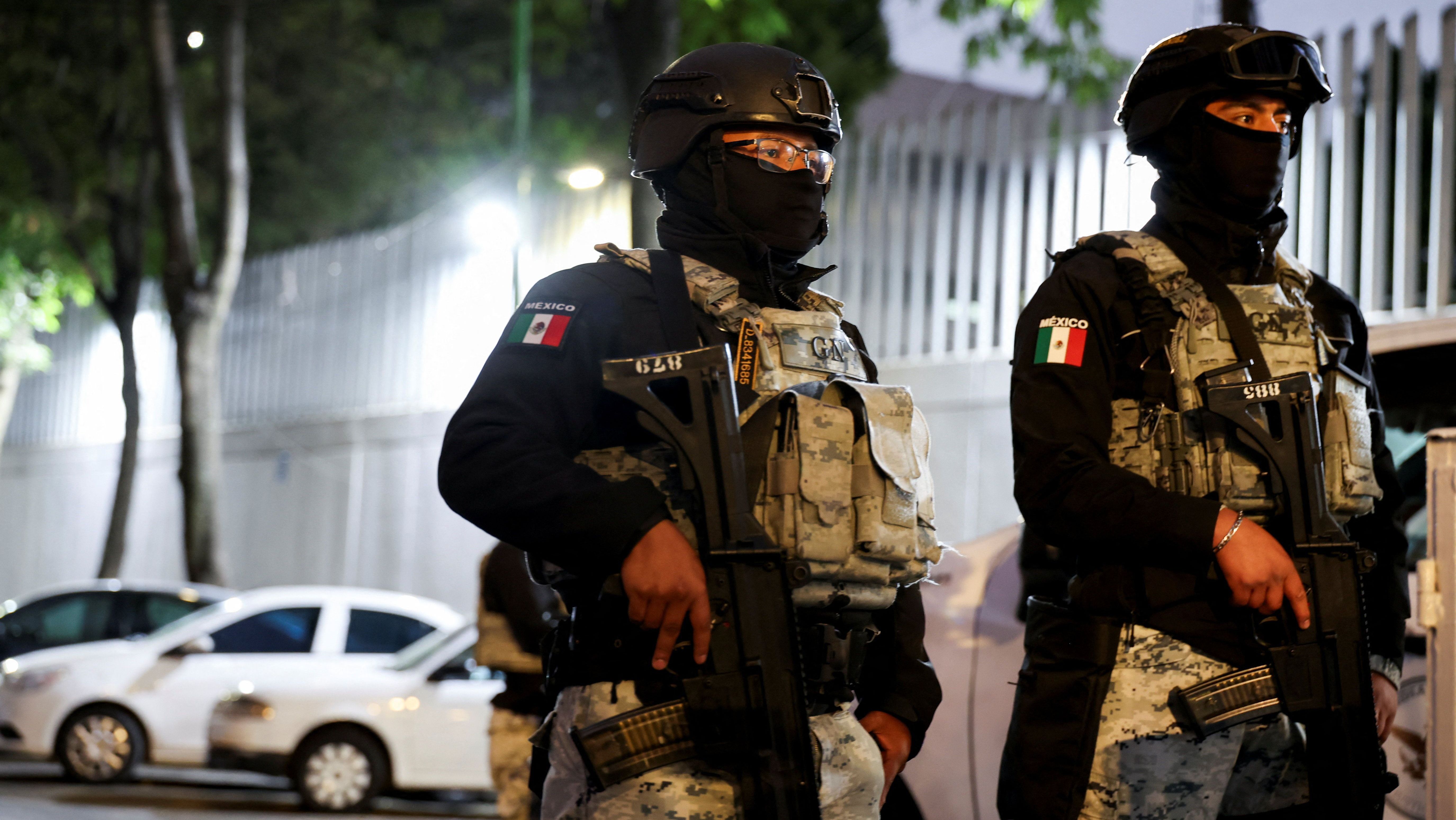 Agentes da Guarda Nacional fazem a segurança em frente à Procuradoria Especializada em Crime Organizado (Femdo), onde se suspeita que o corpo de El Mencho esteja sob custódia das autoridades, após uma operação militar na qual, segundo uma fonte do governo, o narcotraficante mexicano Nemesio Oseguera, conhecido como "El Mencho", foi morto no estado de Jalisco, na Cidade do México, México, em 22 de fevereiro de 2026