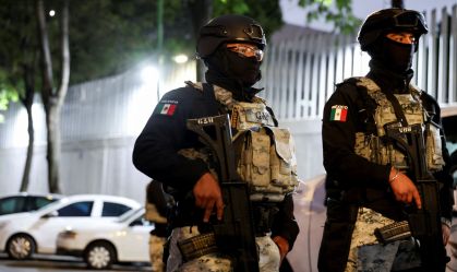 Agentes da Guarda Nacional fazem a segurança em frente à Procuradoria Especializada em Crime Organizado (Femdo), onde se suspeita que o corpo de El Mencho esteja sob custódia das autoridades, após uma operação militar na qual, segundo uma fonte do governo, o narcotraficante mexicano Nemesio Oseguera, conhecido como "El Mencho", foi morto no estado de Jalisco, na Cidade do México, México, em 22 de fevereiro de 2026