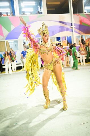 Alane desfila com roupa composta por garrafas PET • Leo Franco / AgNews