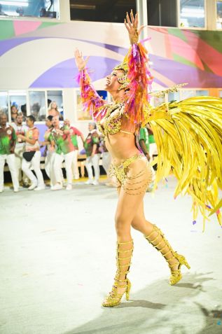 Alane desfila com roupa composta por garrafas PET • Leo Franco / AgNews