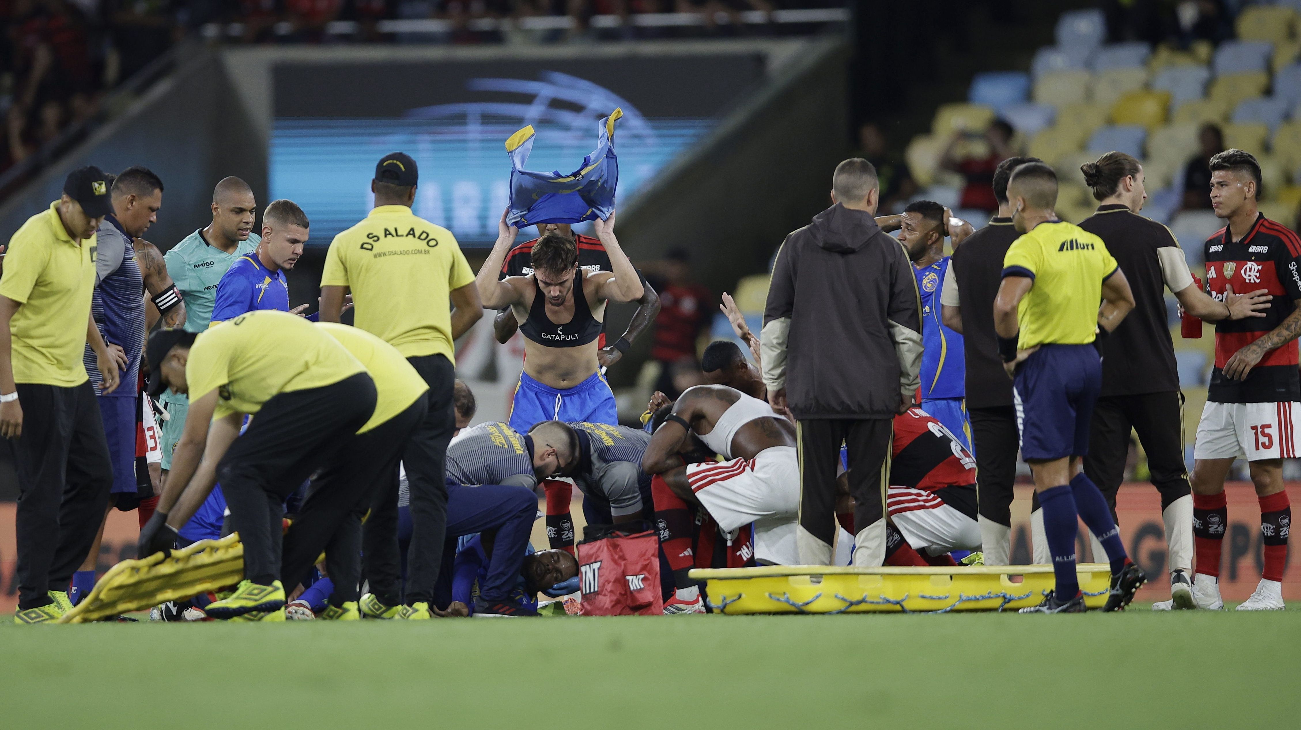 Alexandre, jogador do Sampaio Corrêa-RJ, convulsionou em campo contra o Flamengo