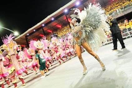 Aline Oliveira desfila como rainha de bateria da Mocidade Alegre na madrugada de sábado (15)